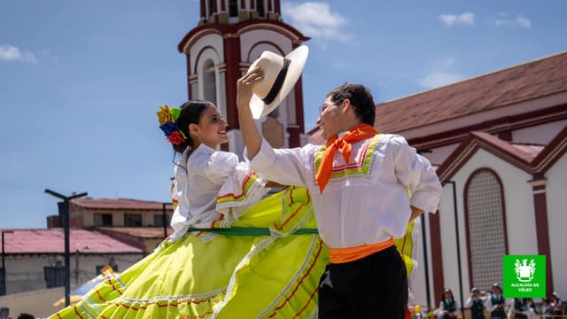 DESFILE DE TRAJES TIPICOS